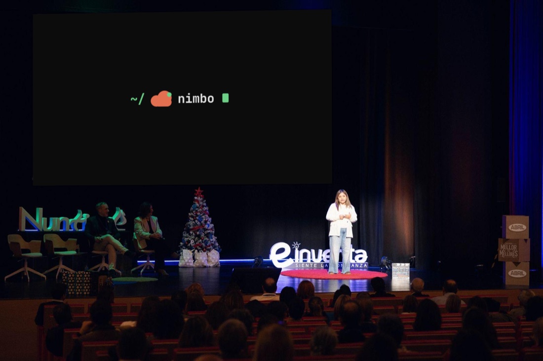 Presentación de Nimbo en el escenario, con el logo ~/ nimbo en pantalla ante el público